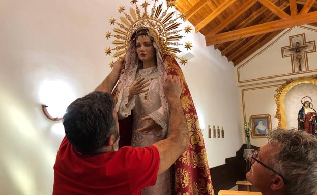 Revisión de la talla de María Santísima en su Dulce Nombre, este lunes en Alhama.