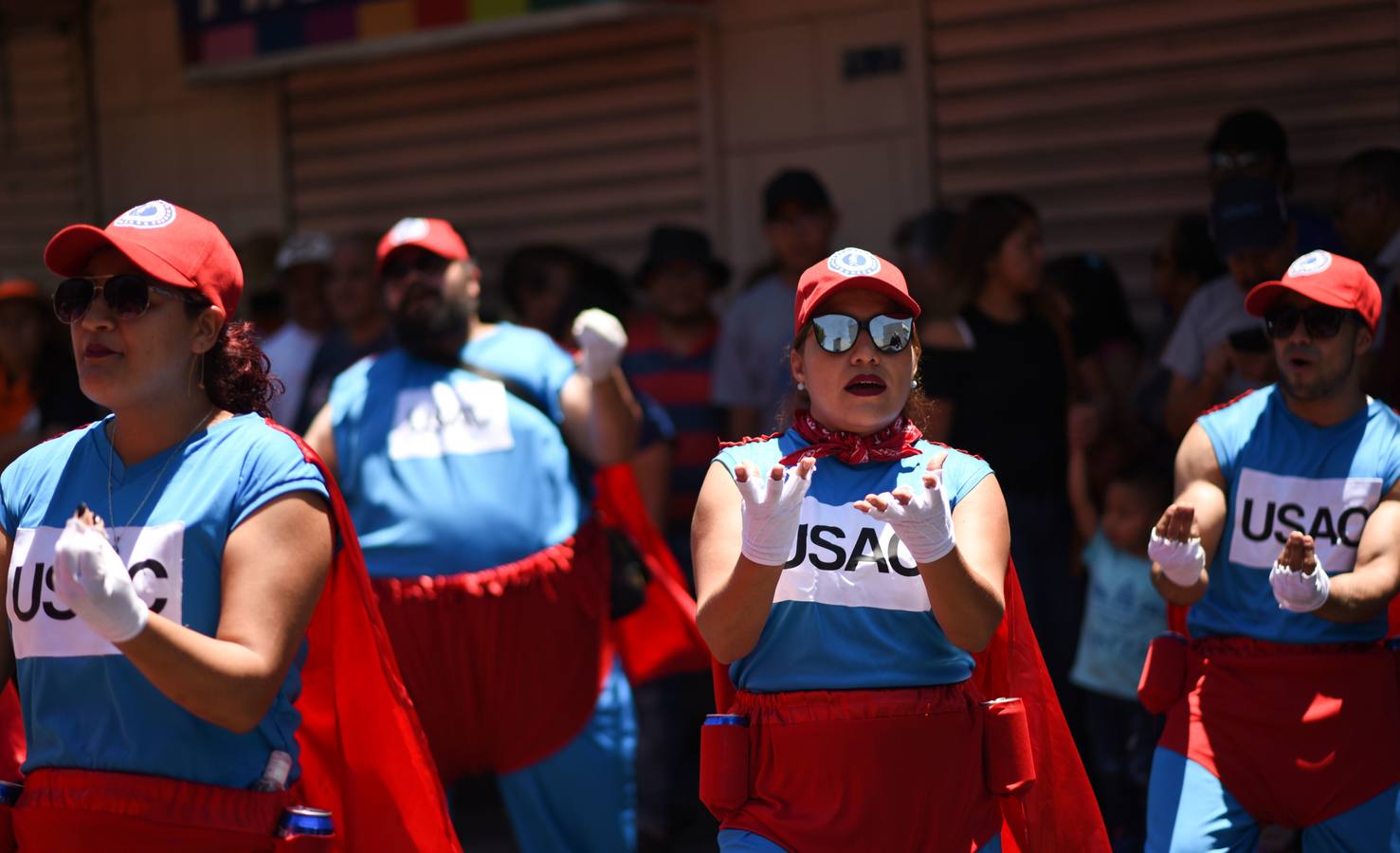 Estidiantes de la Universidad de San Carlos de Guatemala danzan disfrazados durante la histórica Huelga de Dolores, en la que los universitarios, con morbo, se mofan de los políticos que buscan la «Guayaba» (Presidencia).