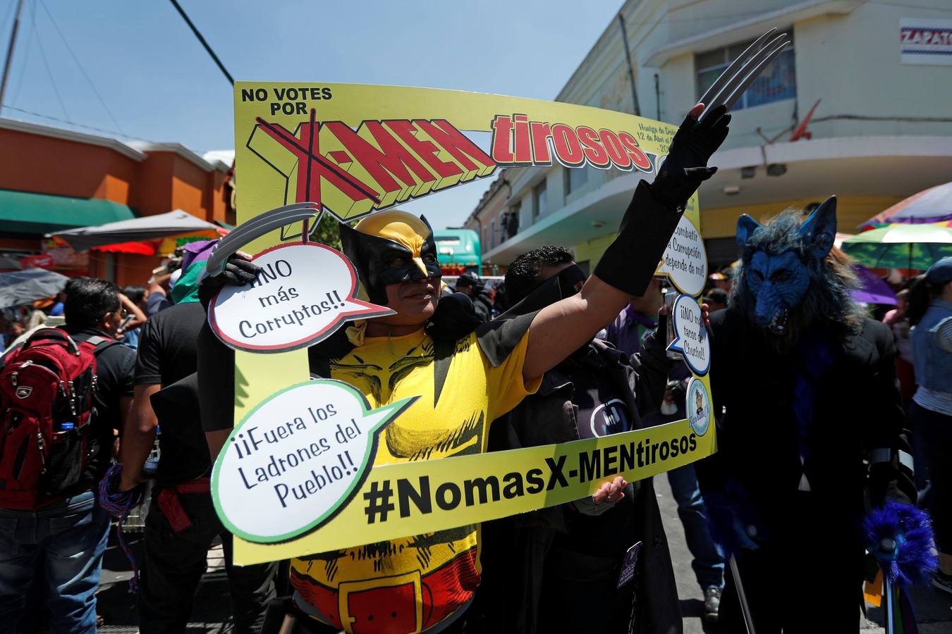 Estidiantes de la Universidad de San Carlos de Guatemala danzan disfrazados durante la histórica Huelga de Dolores, en la que los universitarios, con morbo, se mofan de los políticos que buscan la «Guayaba» (Presidencia).