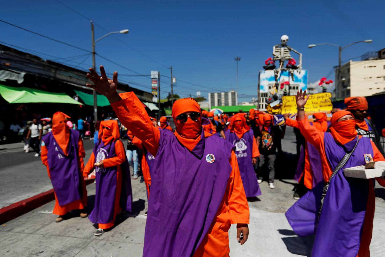 Estidiantes de la Universidad de San Carlos de Guatemala danzan disfrazados durante la histórica Huelga de Dolores, en la que los universitarios, con morbo, se mofan de los políticos que buscan la «Guayaba» (Presidencia).