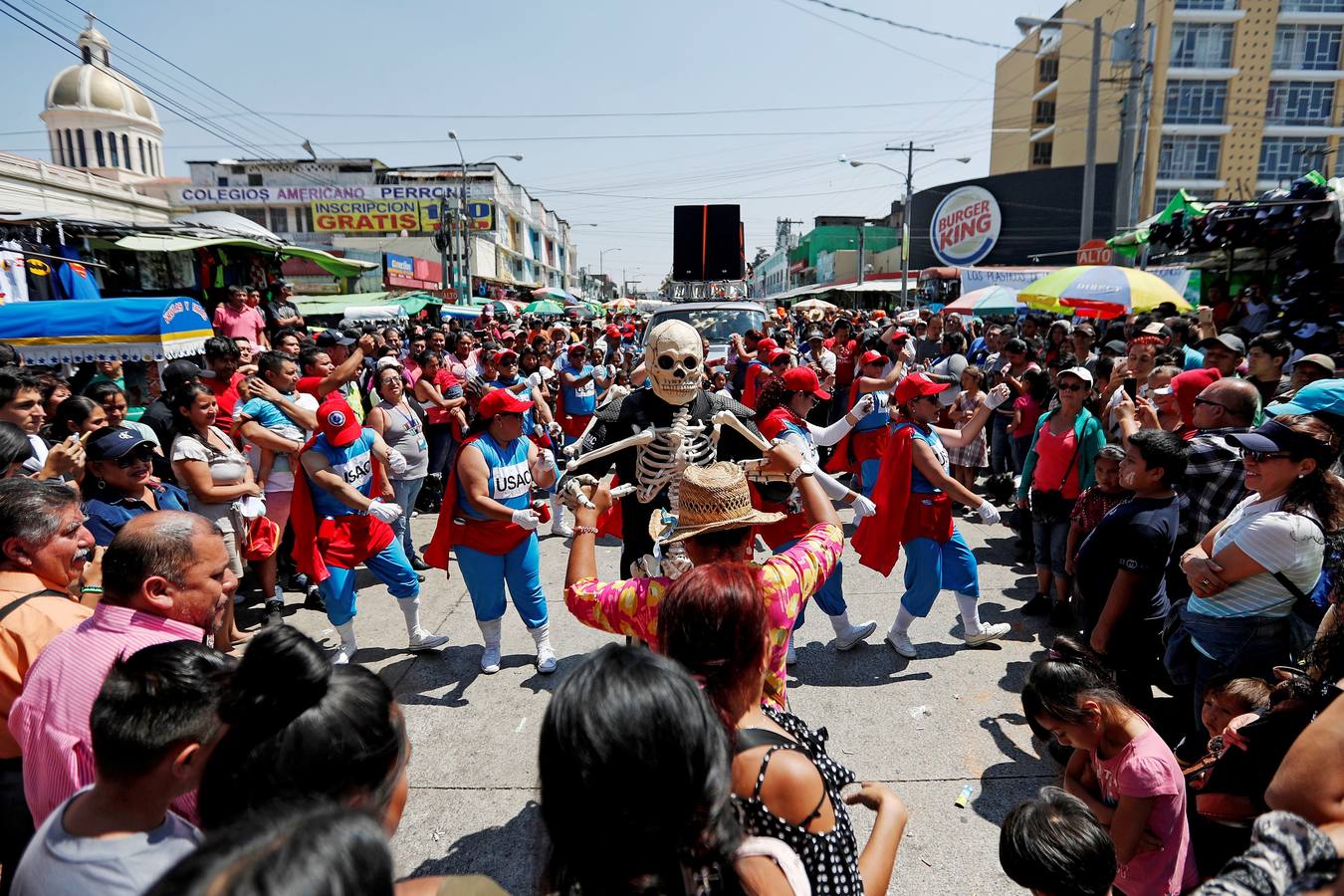 Estidiantes de la Universidad de San Carlos de Guatemala danzan disfrazados durante la histórica Huelga de Dolores, en la que los universitarios, con morbo, se mofan de los políticos que buscan la «Guayaba» (Presidencia).