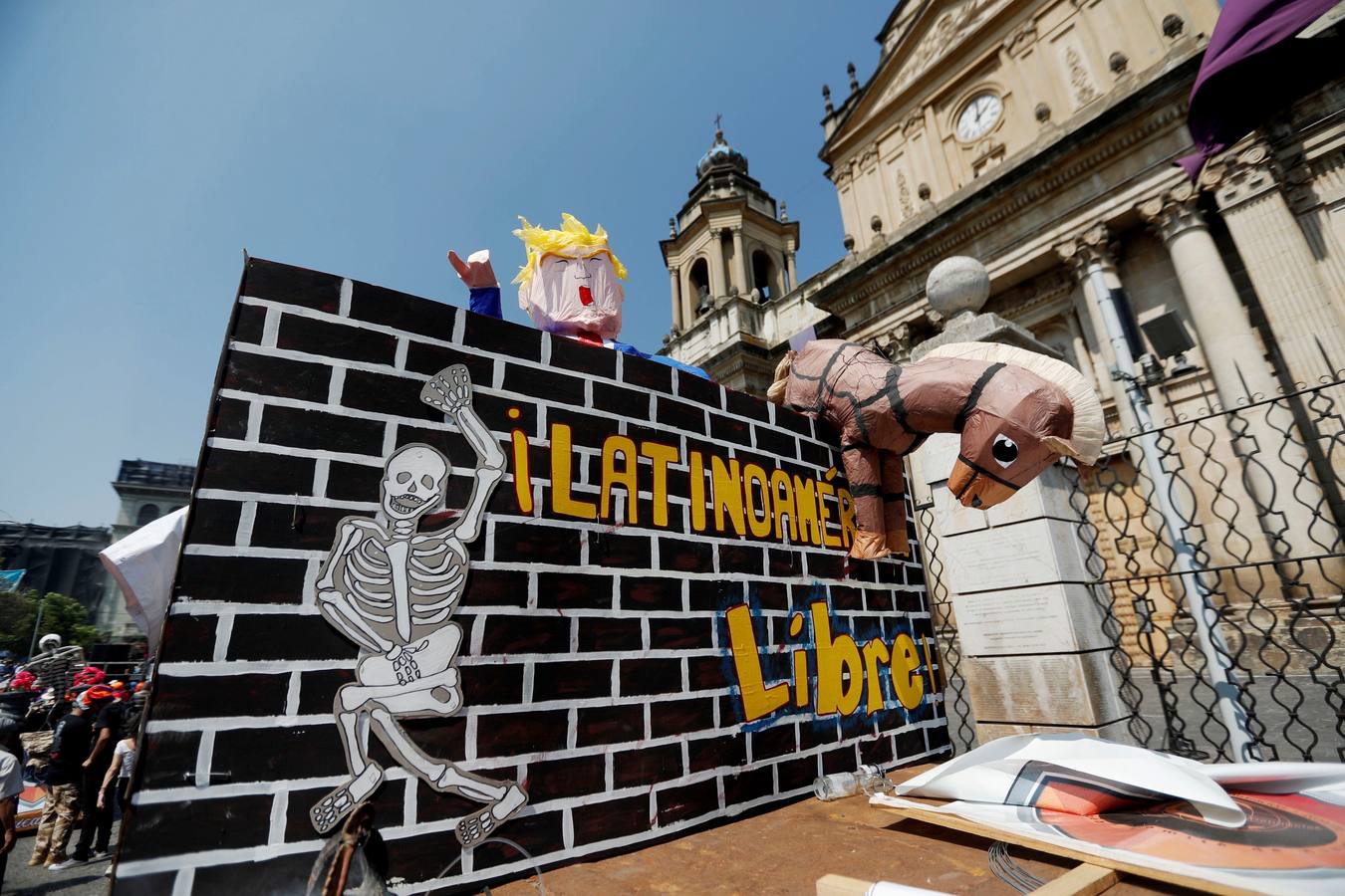 Estidiantes de la Universidad de San Carlos de Guatemala danzan disfrazados durante la histórica Huelga de Dolores, en la que los universitarios, con morbo, se mofan de los políticos que buscan la «Guayaba» (Presidencia).