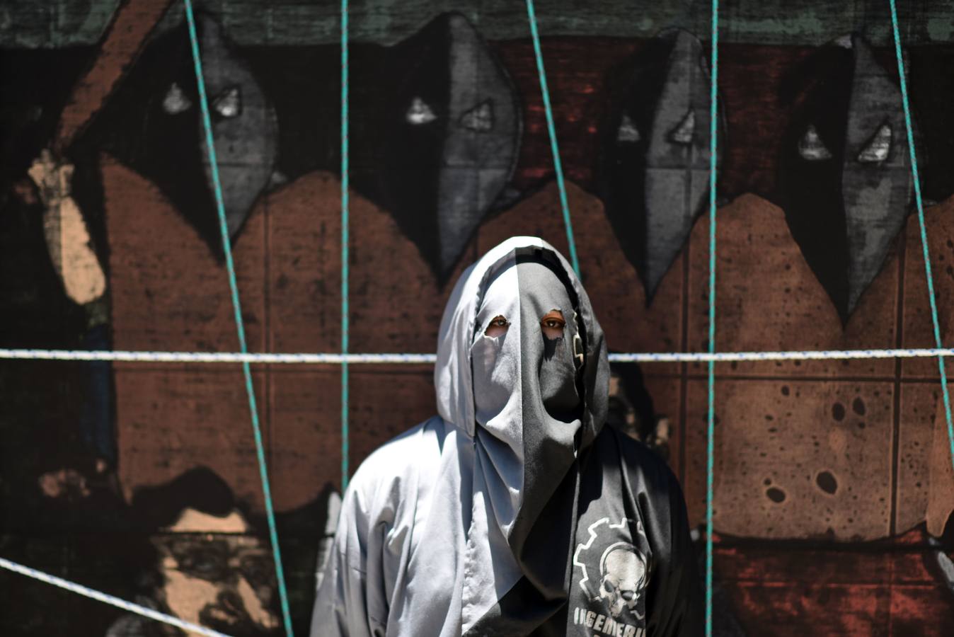 Estidiantes de la Universidad de San Carlos de Guatemala danzan disfrazados durante la histórica Huelga de Dolores, en la que los universitarios, con morbo, se mofan de los políticos que buscan la «Guayaba» (Presidencia).