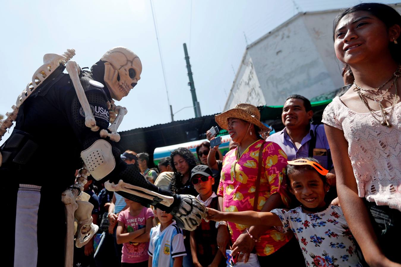 Estidiantes de la Universidad de San Carlos de Guatemala danzan disfrazados durante la histórica Huelga de Dolores, en la que los universitarios, con morbo, se mofan de los políticos que buscan la «Guayaba» (Presidencia).