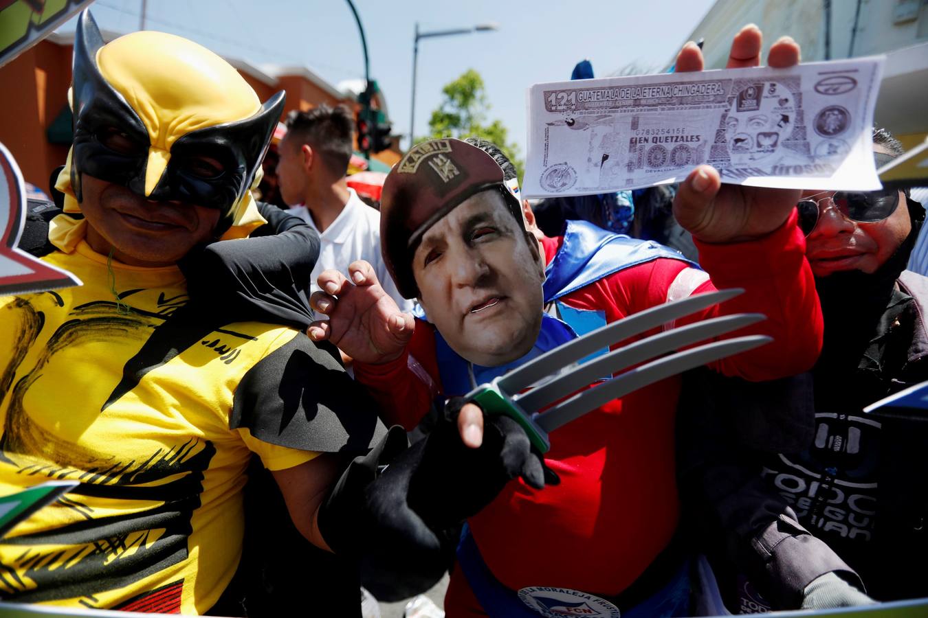 Estidiantes de la Universidad de San Carlos de Guatemala danzan disfrazados durante la histórica Huelga de Dolores, en la que los universitarios, con morbo, se mofan de los políticos que buscan la «Guayaba» (Presidencia).