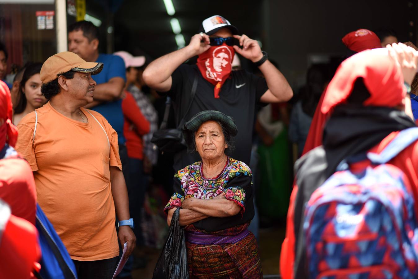 Estidiantes de la Universidad de San Carlos de Guatemala danzan disfrazados durante la histórica Huelga de Dolores, en la que los universitarios, con morbo, se mofan de los políticos que buscan la «Guayaba» (Presidencia).