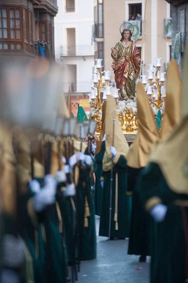 El cortejo que inicia su estación de penitencia en el corazón de la ciudad estrenó gallo en el paso de San Pedro Arrepentido