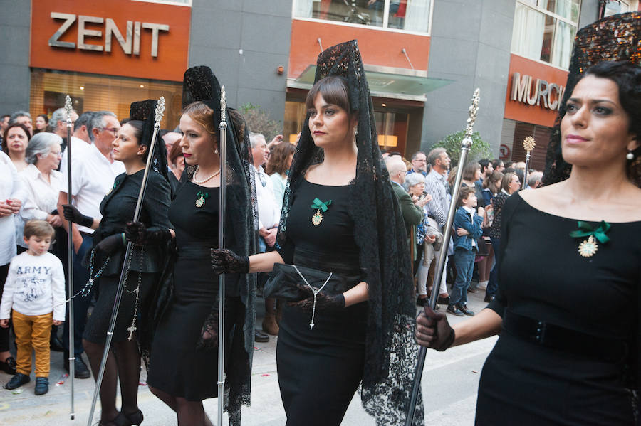 El cortejo que inicia su estación de penitencia en el corazón de la ciudad estrenó gallo en el paso de San Pedro Arrepentido