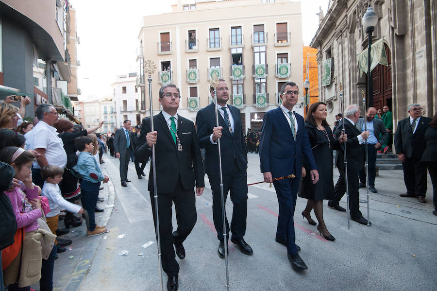 El cortejo que inicia su estación de penitencia en el corazón de la ciudad estrenó gallo en el paso de San Pedro Arrepentido