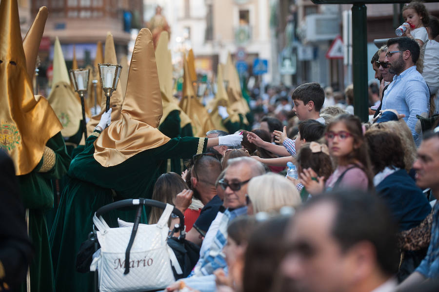 El cortejo que inicia su estación de penitencia en el corazón de la ciudad estrenó gallo en el paso de San Pedro Arrepentido