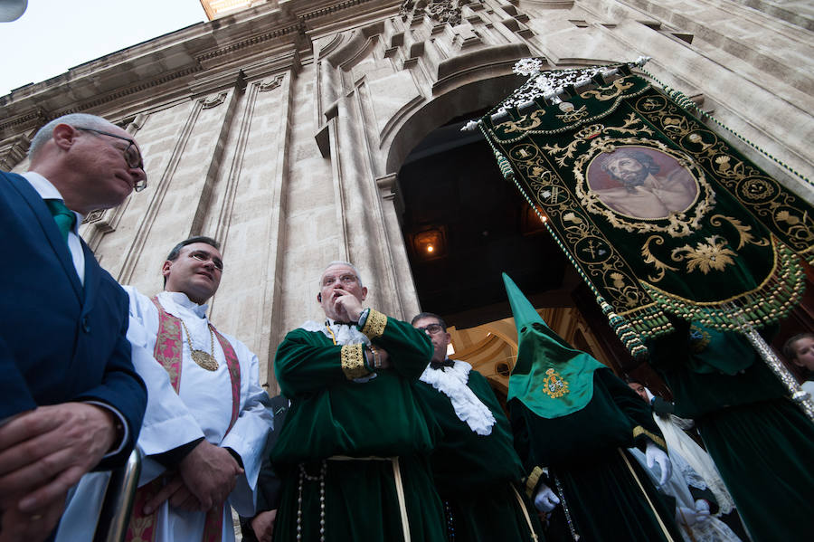 El cortejo que inicia su estación de penitencia en el corazón de la ciudad estrenó gallo en el paso de San Pedro Arrepentido