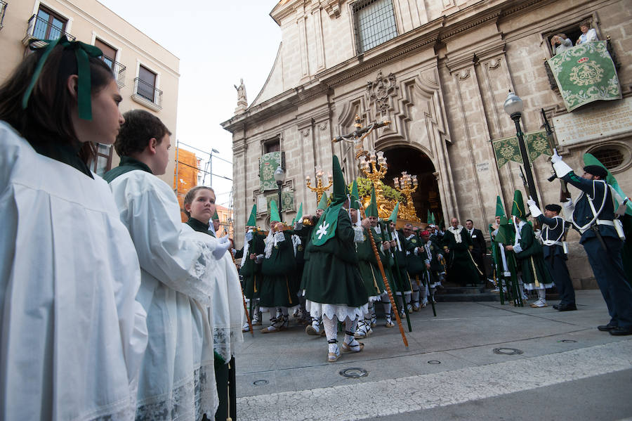 El cortejo que inicia su estación de penitencia en el corazón de la ciudad estrenó gallo en el paso de San Pedro Arrepentido