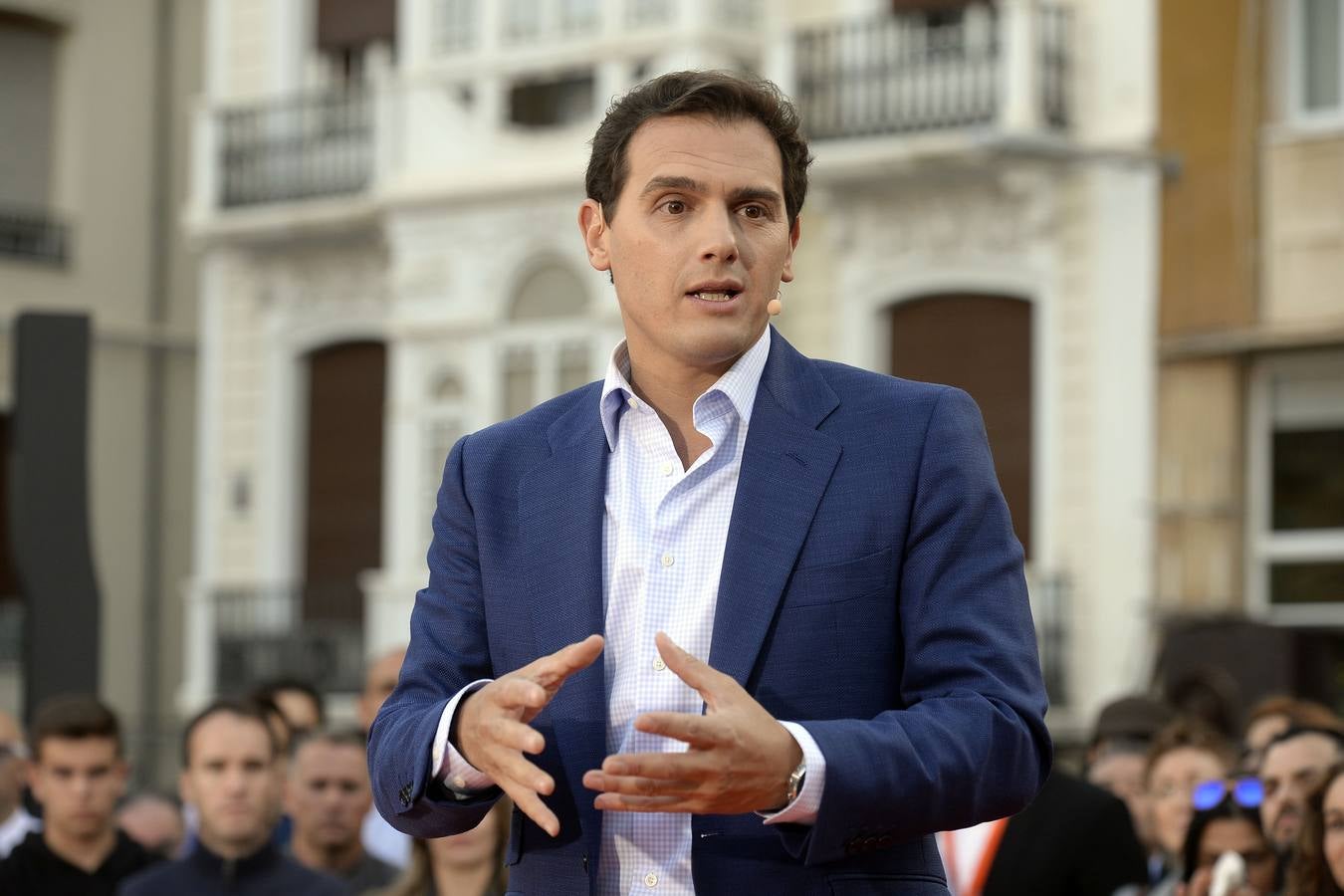 El candidato de Ciudadanos a la presidencia del Gobierno protagoniza un acto en la plaza de Europa, acompañado de Miguel Garaulet, Isabel Franco y Edmundo Bal