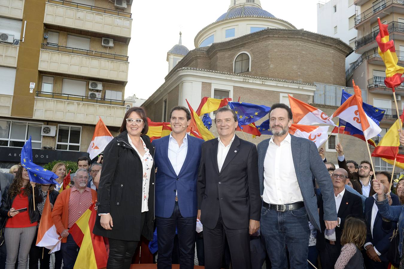 El candidato de Ciudadanos a la presidencia del Gobierno protagoniza un acto en la plaza de Europa, acompañado de Miguel Garaulet, Isabel Franco y Edmundo Bal