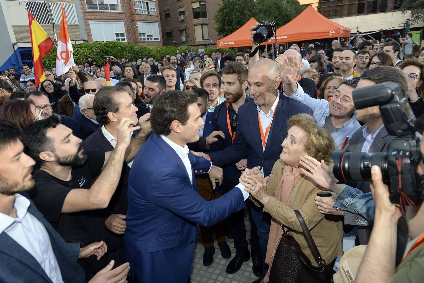 El candidato de Ciudadanos a la presidencia del Gobierno protagoniza un acto en la plaza de Europa, acompañado de Miguel Garaulet, Isabel Franco y Edmundo Bal