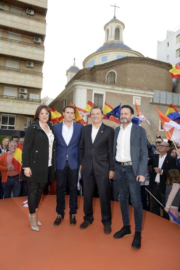 El candidato de Ciudadanos a la presidencia del Gobierno protagoniza un acto en la plaza de Europa, acompañado de Miguel Garaulet, Isabel Franco y Edmundo Bal