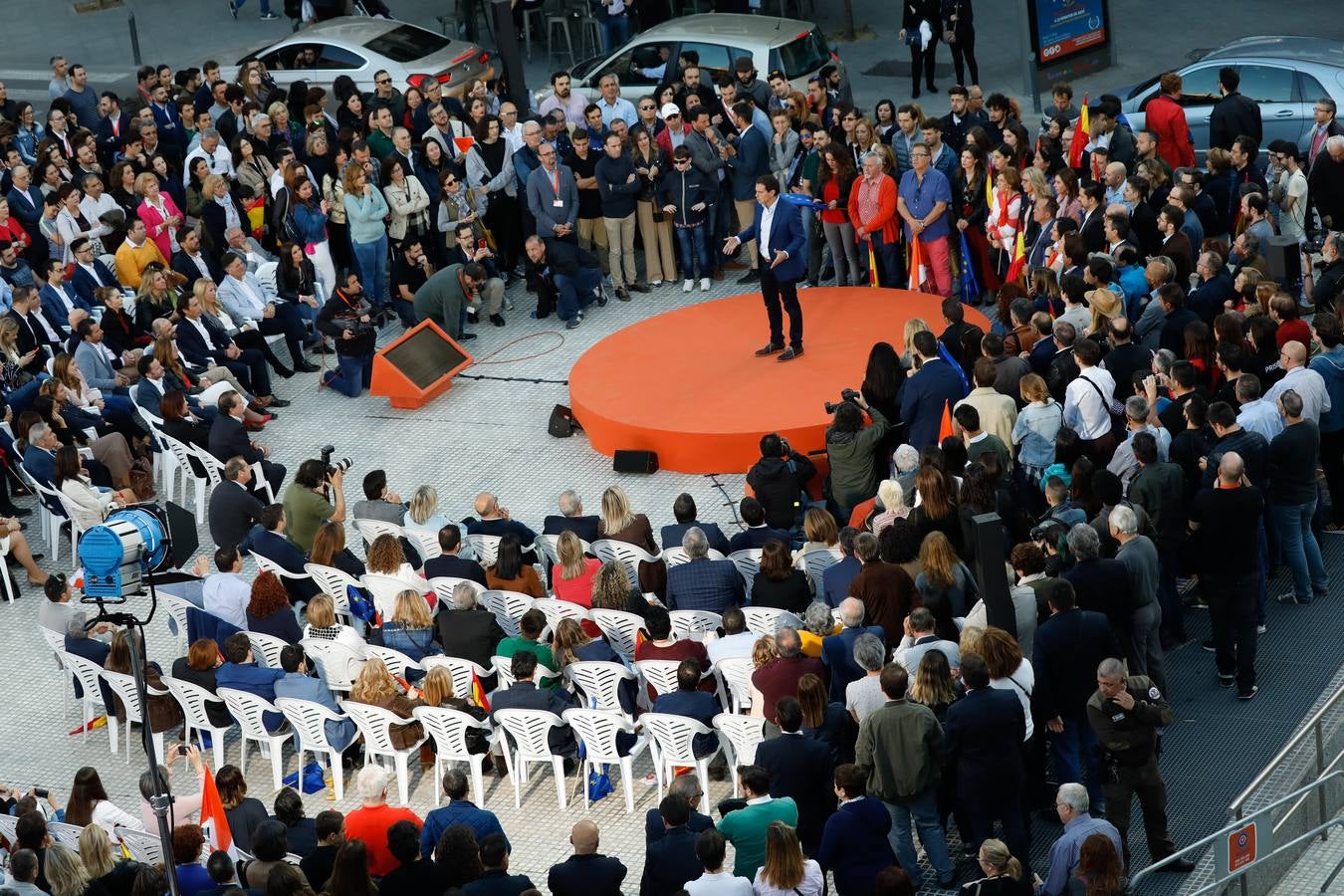 El candidato de Ciudadanos a la presidencia del Gobierno protagoniza un acto en la plaza de Europa, acompañado de Miguel Garaulet, Isabel Franco y Edmundo Bal