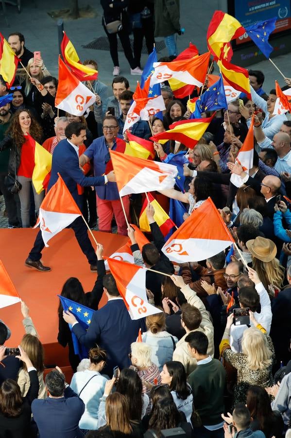 El candidato de Ciudadanos a la presidencia del Gobierno protagoniza un acto en la plaza de Europa, acompañado de Miguel Garaulet, Isabel Franco y Edmundo Bal