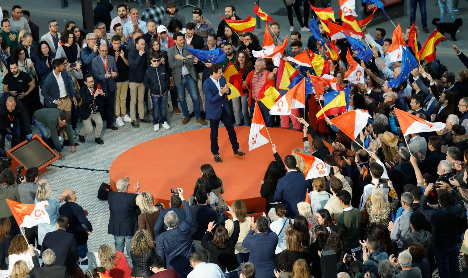 El candidato de Ciudadanos a la presidencia del Gobierno protagoniza un acto en la plaza de Europa, acompañado de Miguel Garaulet, Isabel Franco y Edmundo Bal