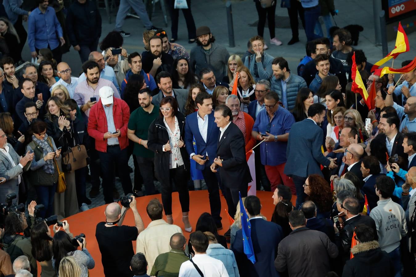 El candidato de Ciudadanos a la presidencia del Gobierno protagoniza un acto en la plaza de Europa, acompañado de Miguel Garaulet, Isabel Franco y Edmundo Bal