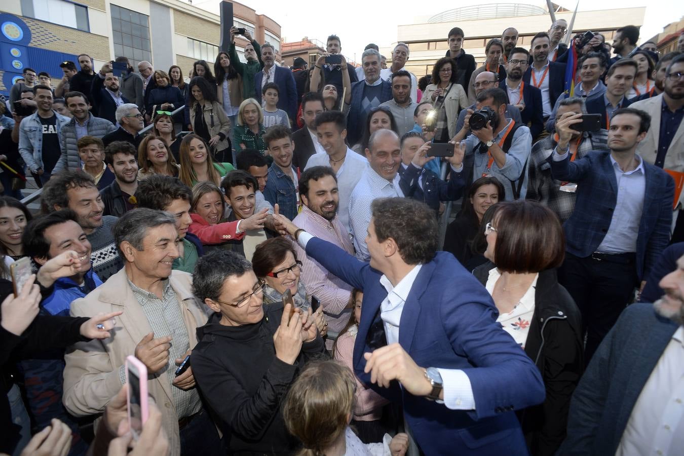 El candidato de Ciudadanos a la presidencia del Gobierno protagoniza un acto en la plaza de Europa, acompañado de Miguel Garaulet, Isabel Franco y Edmundo Bal