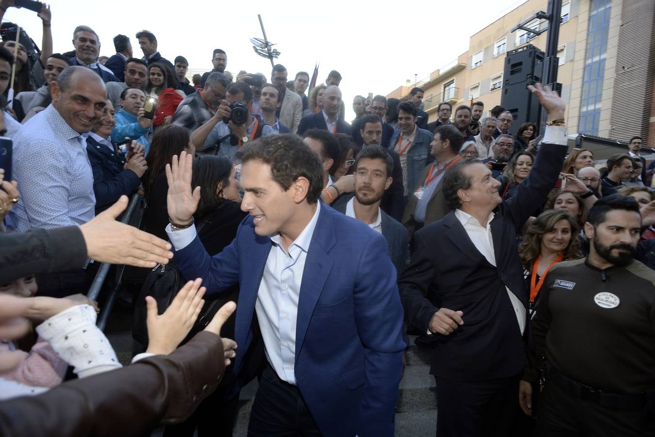 El candidato de Ciudadanos a la presidencia del Gobierno protagoniza un acto en la plaza de Europa, acompañado de Miguel Garaulet, Isabel Franco y Edmundo Bal