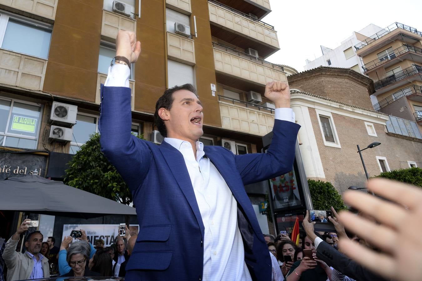 El candidato de Ciudadanos a la presidencia del Gobierno protagoniza un acto en la plaza de Europa, acompañado de Miguel Garaulet, Isabel Franco y Edmundo Bal