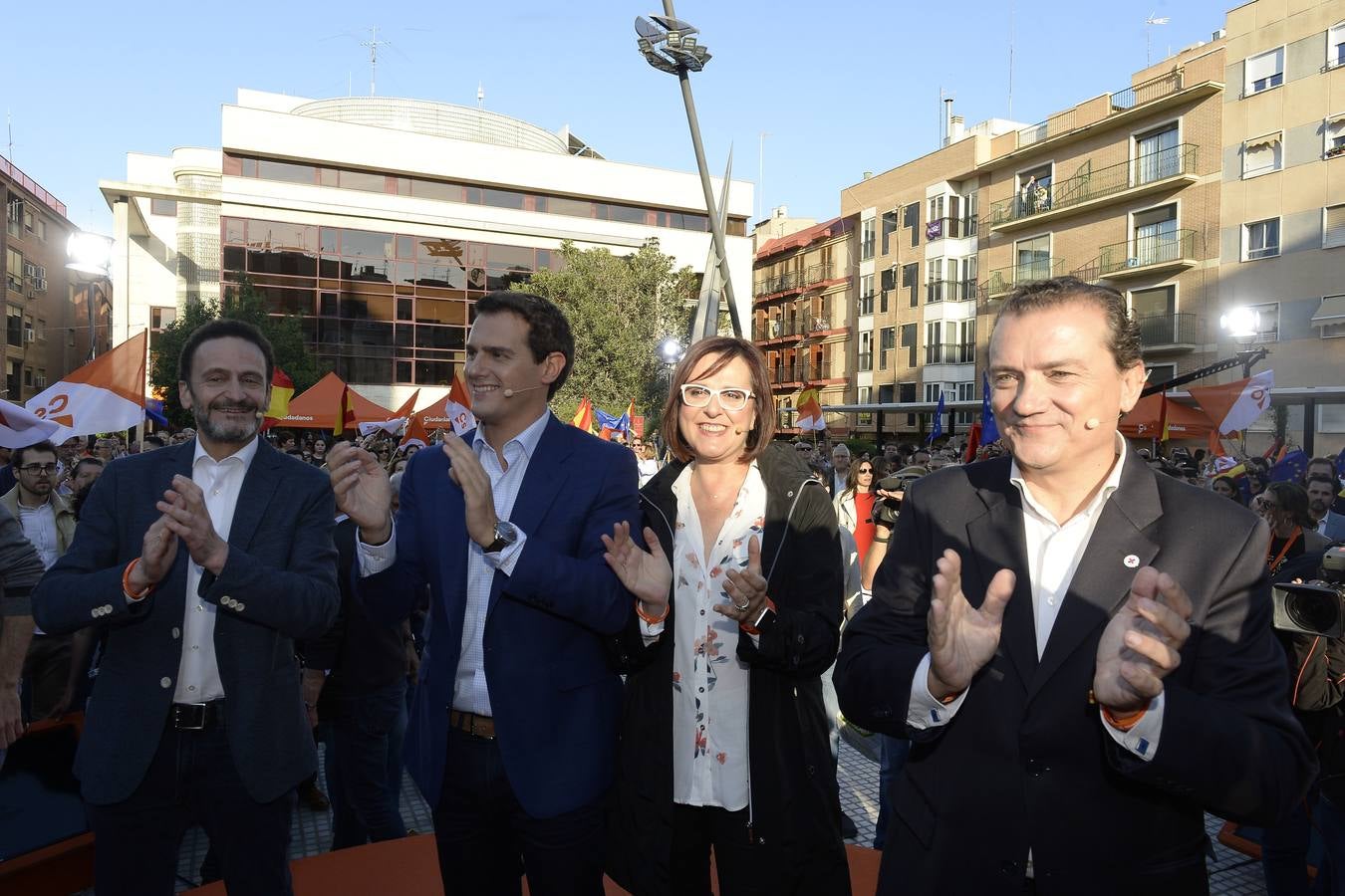 El candidato de Ciudadanos a la presidencia del Gobierno protagoniza un acto en la plaza de Europa, acompañado de Miguel Garaulet, Isabel Franco y Edmundo Bal