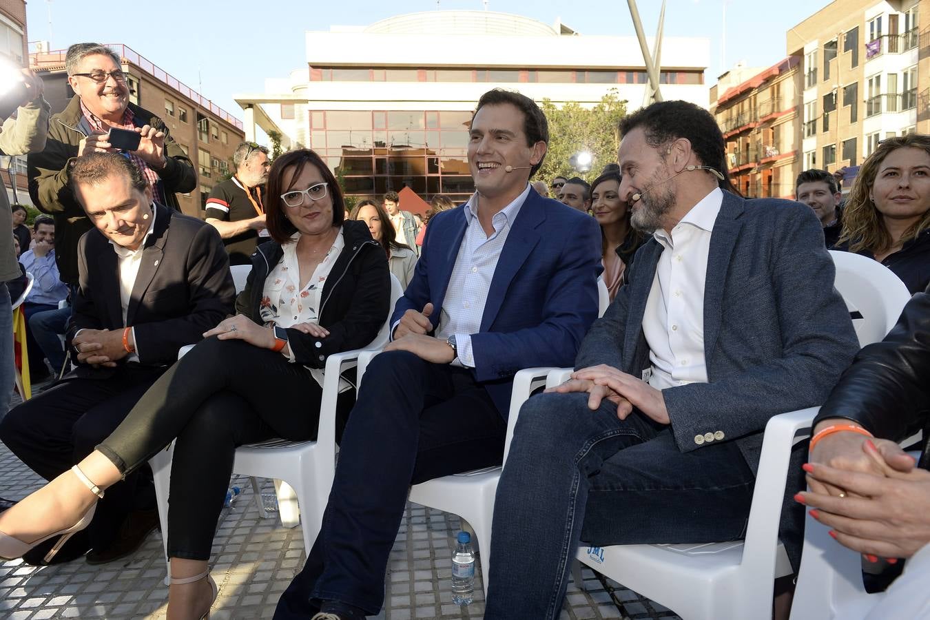 El candidato de Ciudadanos a la presidencia del Gobierno protagoniza un acto en la plaza de Europa, acompañado de Miguel Garaulet, Isabel Franco y Edmundo Bal