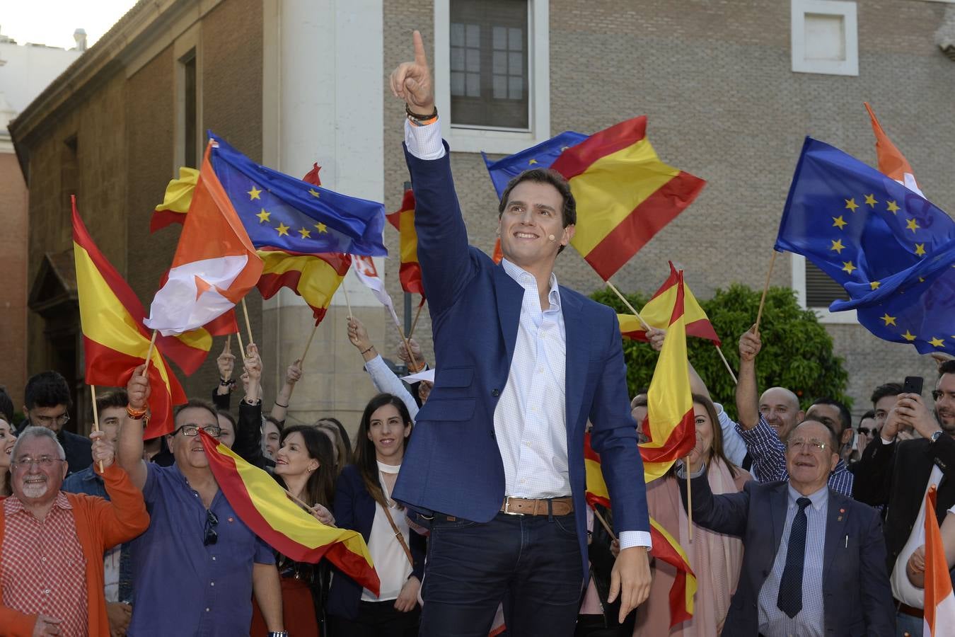 El candidato de Ciudadanos a la presidencia del Gobierno protagoniza un acto en la plaza de Europa, acompañado de Miguel Garaulet, Isabel Franco y Edmundo Bal