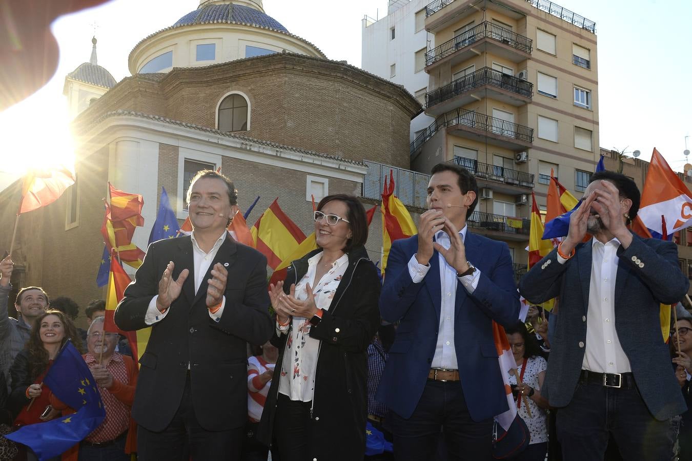 El candidato de Ciudadanos a la presidencia del Gobierno protagoniza un acto en la plaza de Europa, acompañado de Miguel Garaulet, Isabel Franco y Edmundo Bal