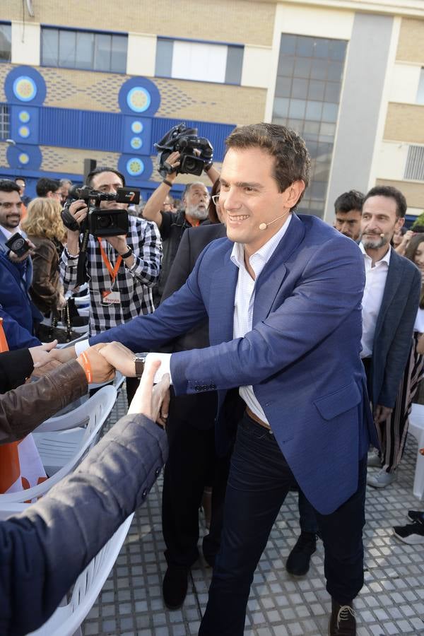 El candidato de Ciudadanos a la presidencia del Gobierno protagoniza un acto en la plaza de Europa, acompañado de Miguel Garaulet, Isabel Franco y Edmundo Bal