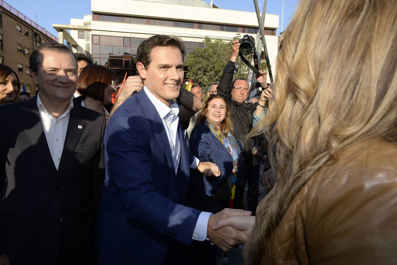 El candidato de Ciudadanos a la presidencia del Gobierno protagoniza un acto en la plaza de Europa, acompañado de Miguel Garaulet, Isabel Franco y Edmundo Bal