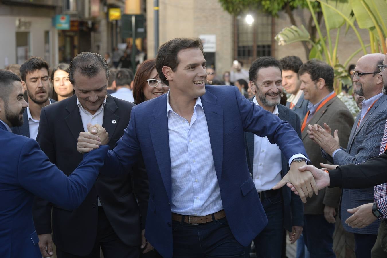 El candidato de Ciudadanos a la presidencia del Gobierno protagoniza un acto en la plaza de Europa, acompañado de Miguel Garaulet, Isabel Franco y Edmundo Bal