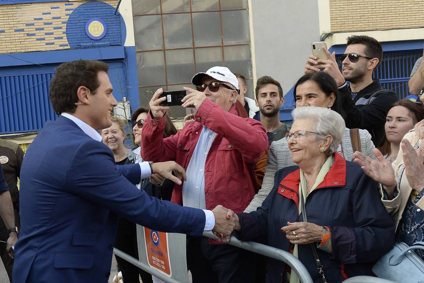 El candidato de Ciudadanos a la presidencia del Gobierno protagoniza un acto en la plaza de Europa, acompañado de Miguel Garaulet, Isabel Franco y Edmundo Bal