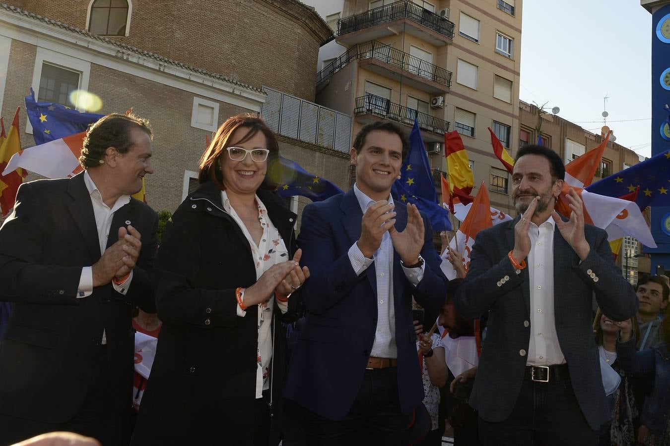 El candidato de Ciudadanos a la presidencia del Gobierno protagoniza un acto en la plaza de Europa, acompañado de Miguel Garaulet, Isabel Franco y Edmundo Bal