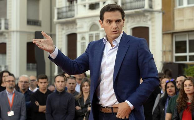 Albert Rivera, este martes, durante el acto de campaña que ha protagonizado en la plaza de Europa de Murcia.