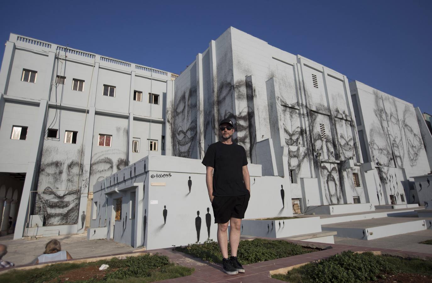 'Detrás del muro', la muestra estrella de la XIII Bienal de La Habana, transforma durante un mes el emblemático Malecón e invita a los visitantes al diálogo y la interacción con el arte. 
