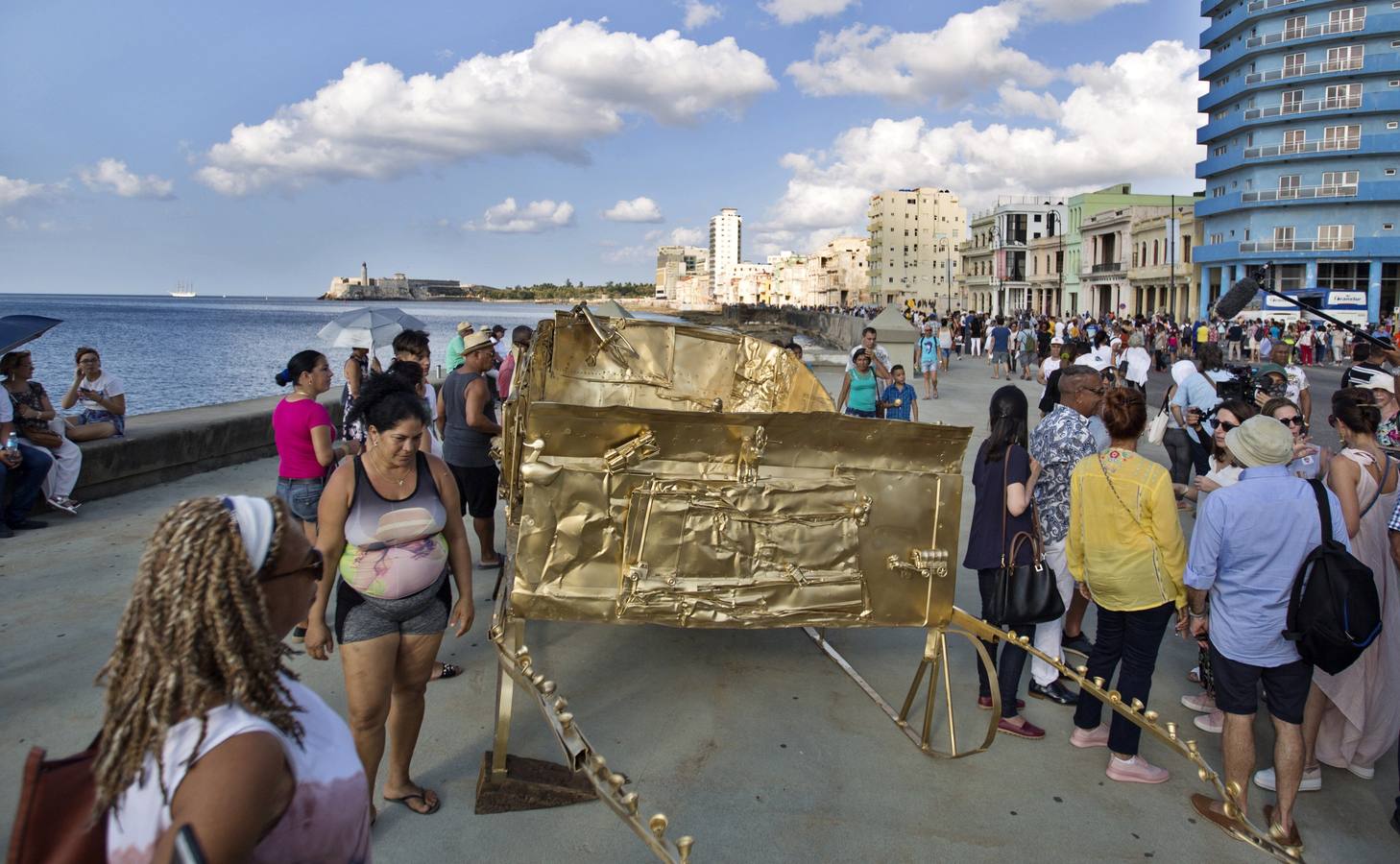 'Detrás del muro', la muestra estrella de la XIII Bienal de La Habana, transforma durante un mes el emblemático Malecón e invita a los visitantes al diálogo y la interacción con el arte. 