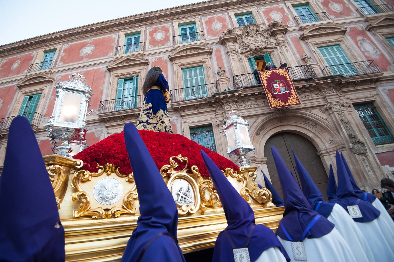 El Cristo de la Salud y el Señor del Rescate inundan de fervor el itinerario más nazareno.