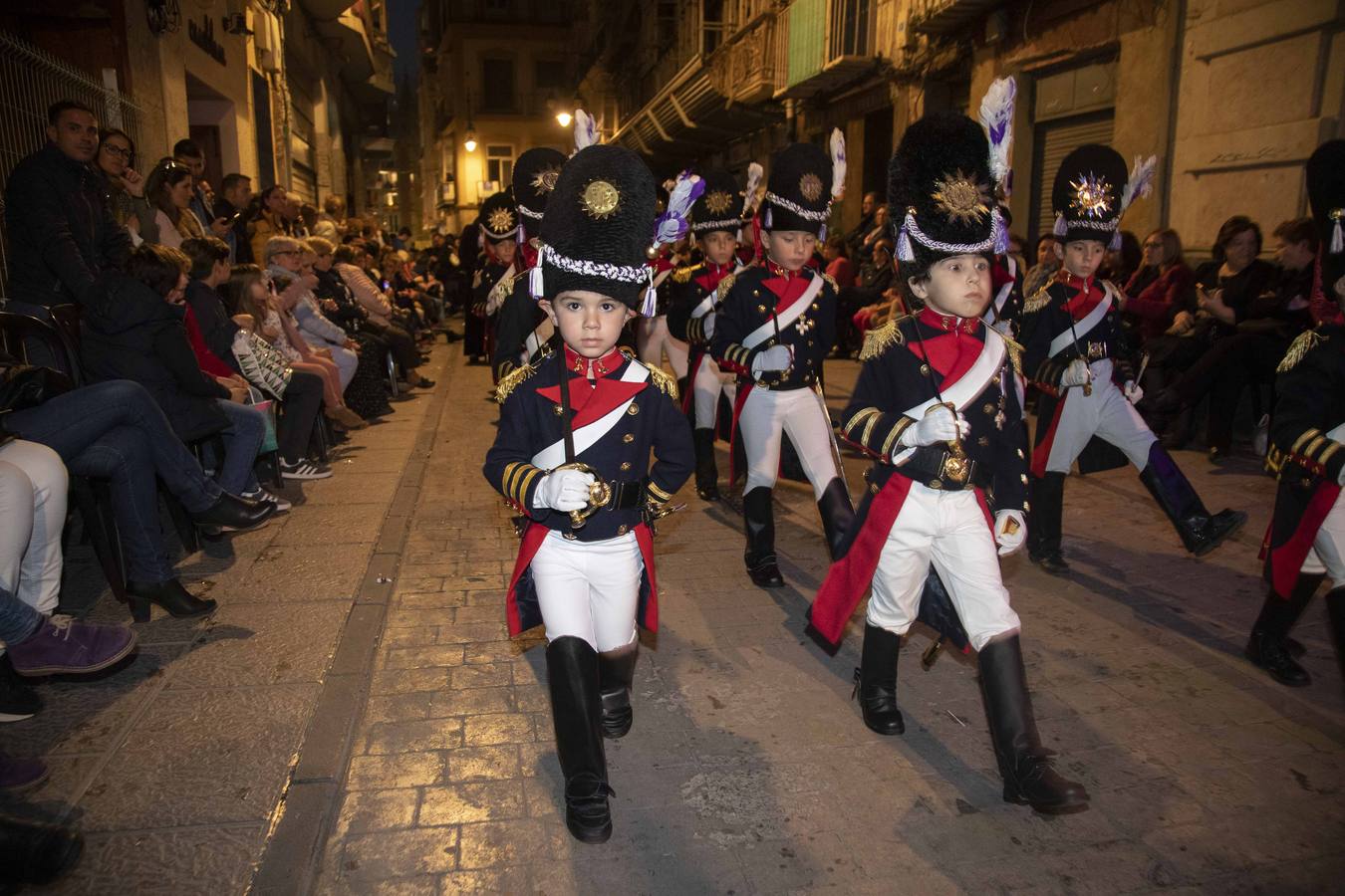 Miles de nazarenos y de promesas expresan su fervor por la Virgen en una noche con el centro de Cartagena a reventar