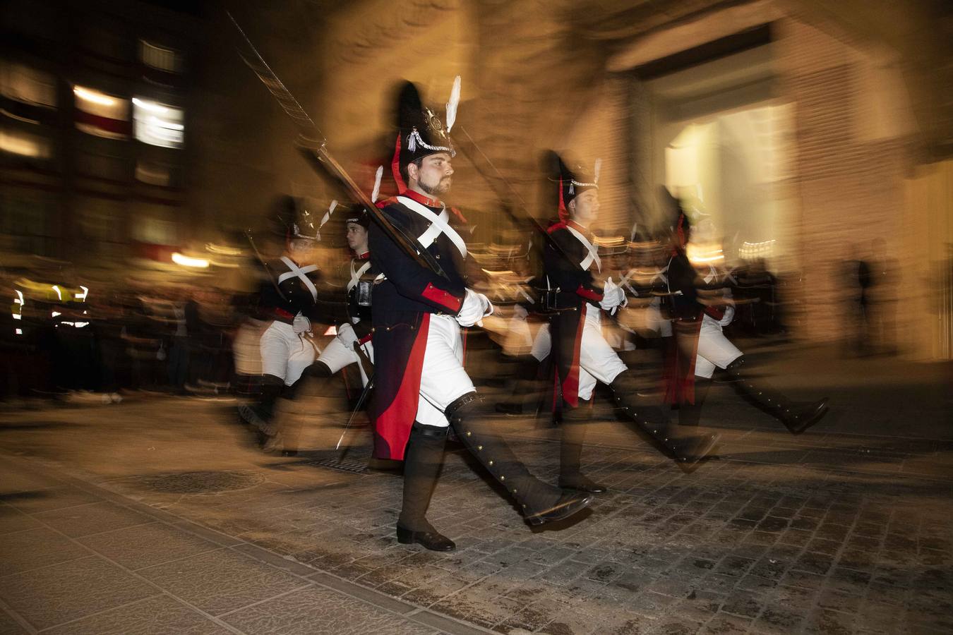 Miles de nazarenos y de promesas expresan su fervor por la Virgen en una noche con el centro de Cartagena a reventar