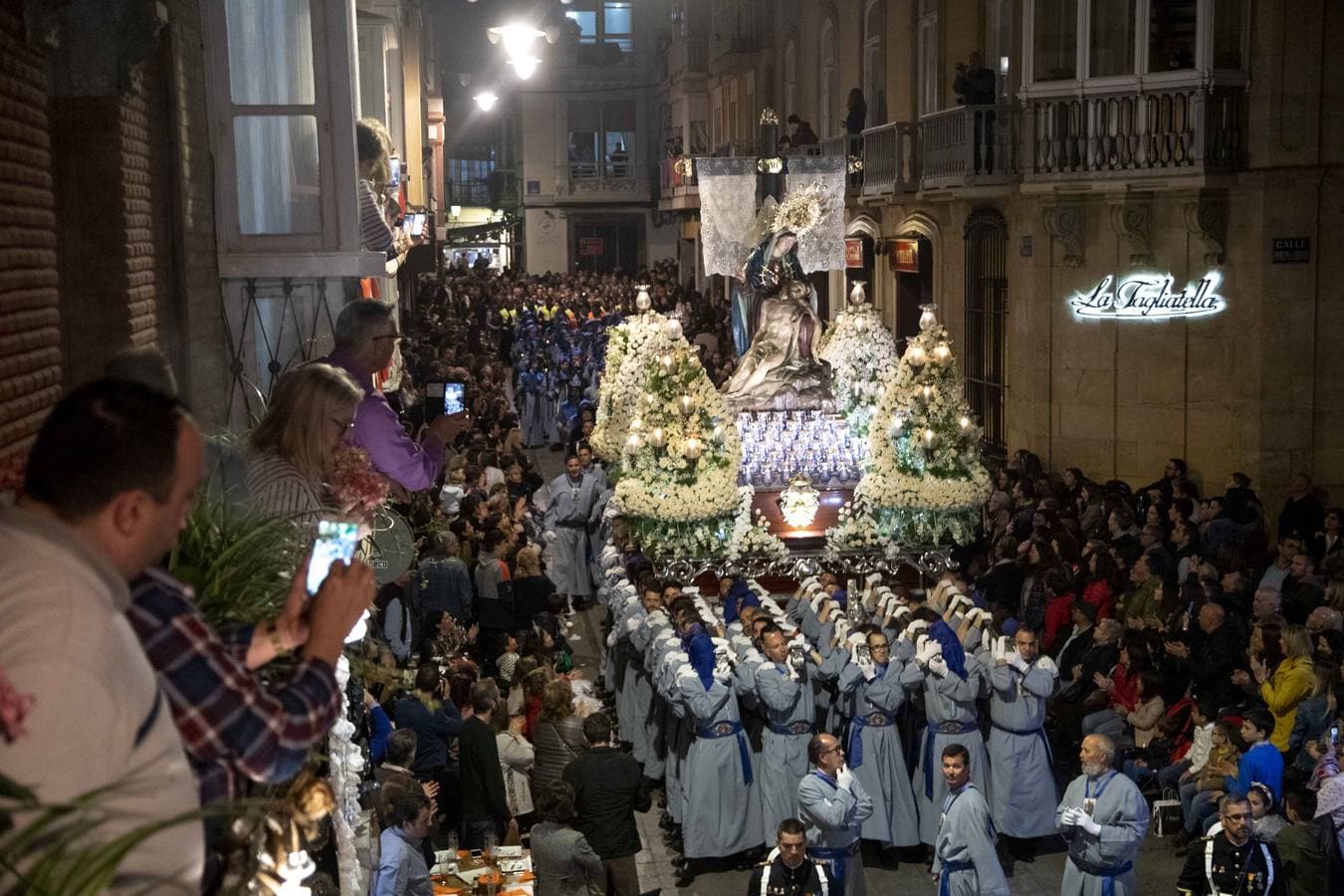 Miles de nazarenos y de promesas expresan su fervor por la Virgen en una noche con el centro de Cartagena a reventar
