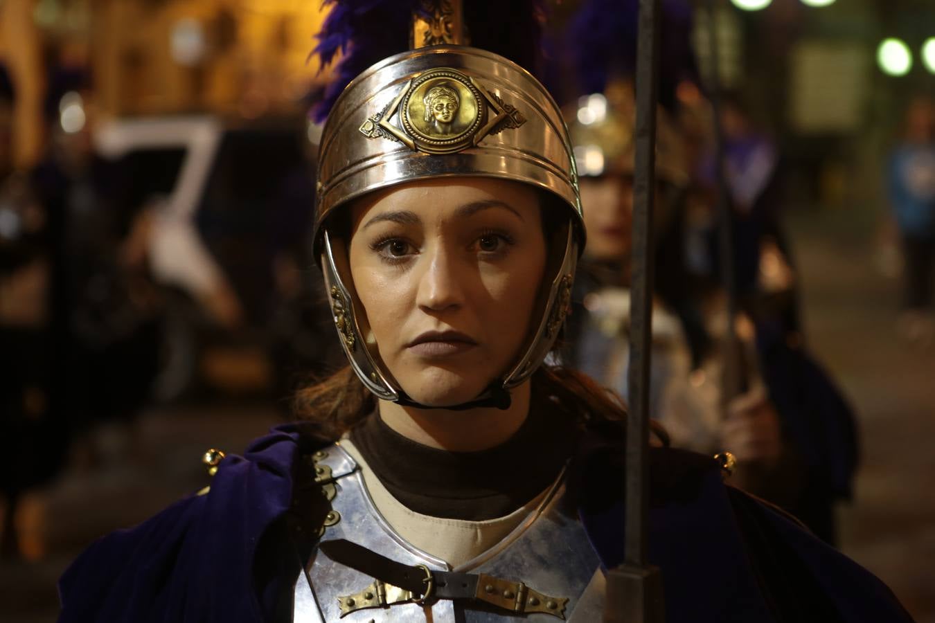 Miles de personas asistieron en Lorca al vía crucis del Paso Morado, con medio centenar de figurantes, desde San Francisco al Calvario