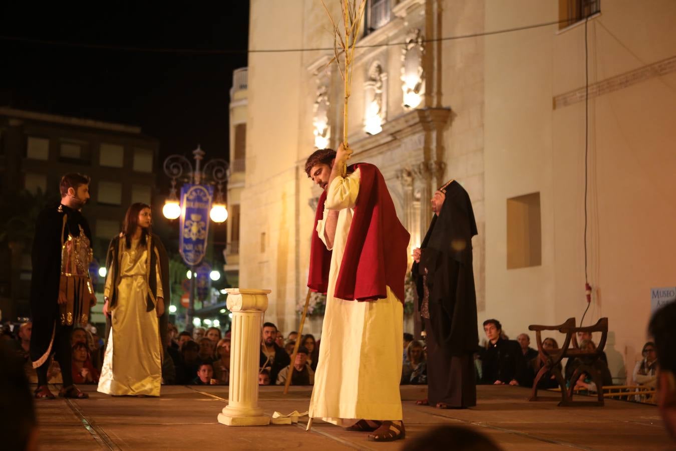 Miles de personas asistieron en Lorca al vía crucis del Paso Morado, con medio centenar de figurantes, desde San Francisco al Calvario