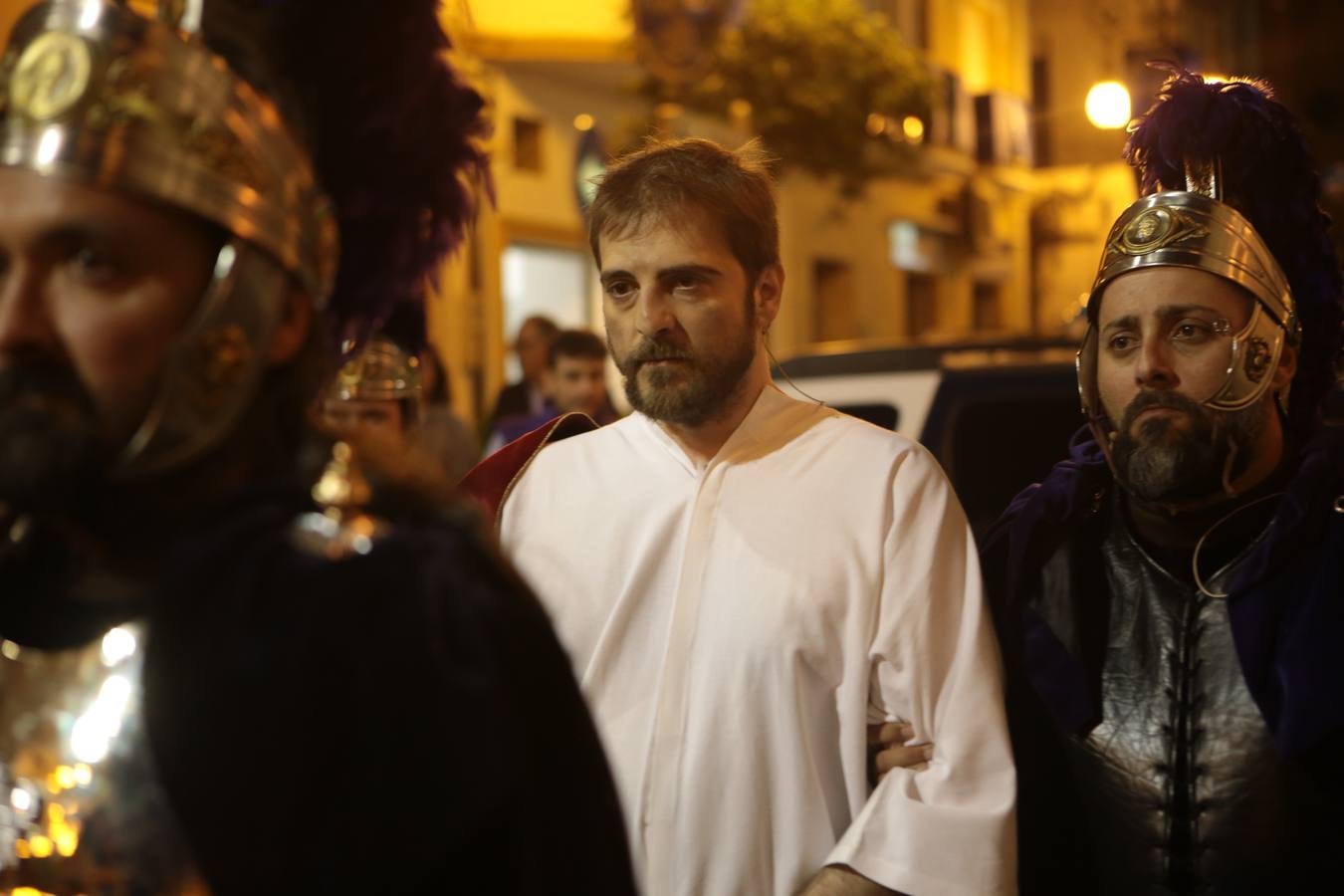 Miles de personas asistieron en Lorca al vía crucis del Paso Morado, con medio centenar de figurantes, desde San Francisco al Calvario