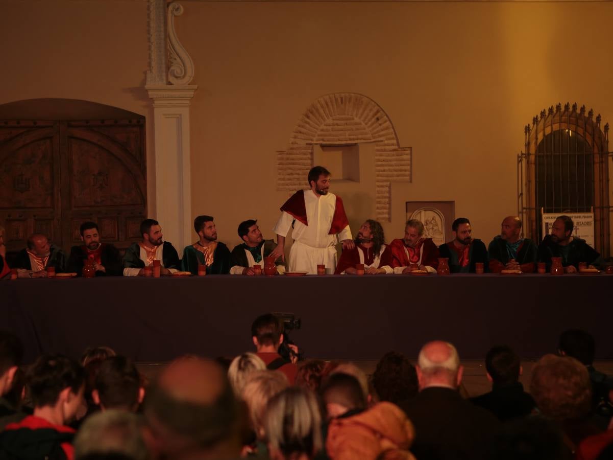 Miles de personas asistieron en Lorca al vía crucis del Paso Morado, con medio centenar de figurantes, desde San Francisco al Calvario