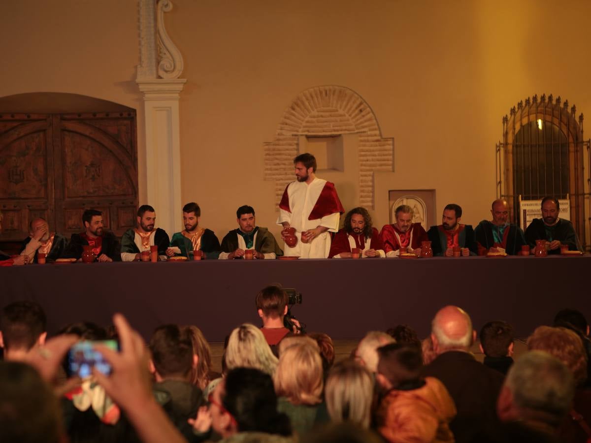 Miles de personas asistieron en Lorca al vía crucis del Paso Morado, con medio centenar de figurantes, desde San Francisco al Calvario