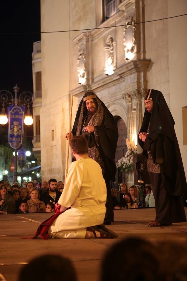 Miles de personas asistieron en Lorca al vía crucis del Paso Morado, con medio centenar de figurantes, desde San Francisco al Calvario
