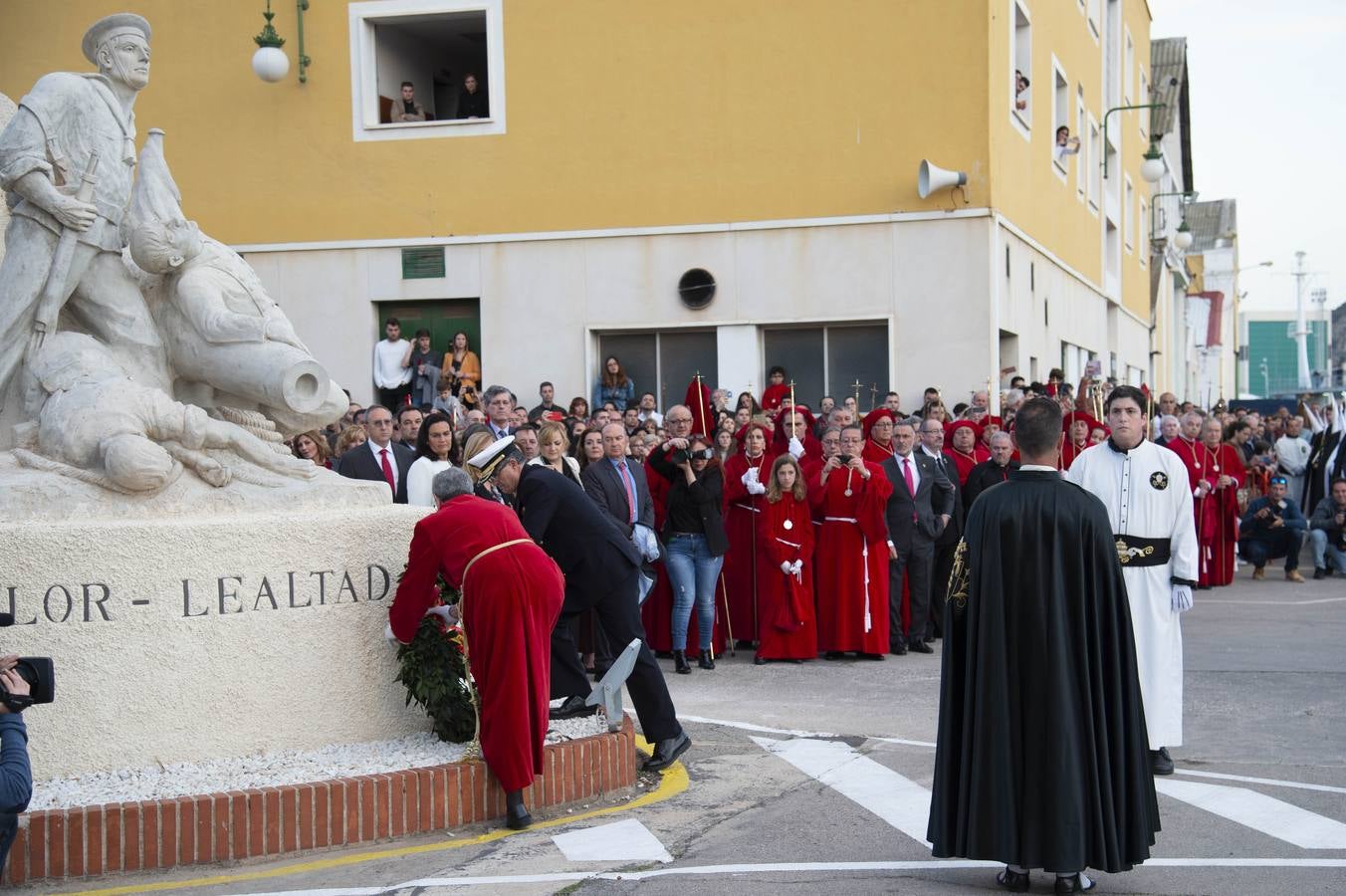 Los traslados de Juan, Pedro y Santiago entusiasman en el ocaso del Martes Santo